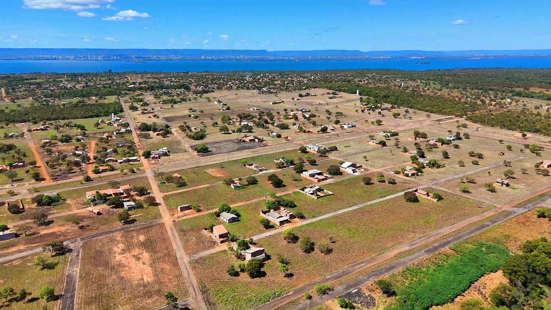 Vista aérea real do Bougainville em Luzimangues com o Lago de Palmas ao fundo