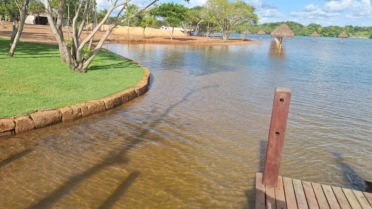 Área de lazer junto ao lago
