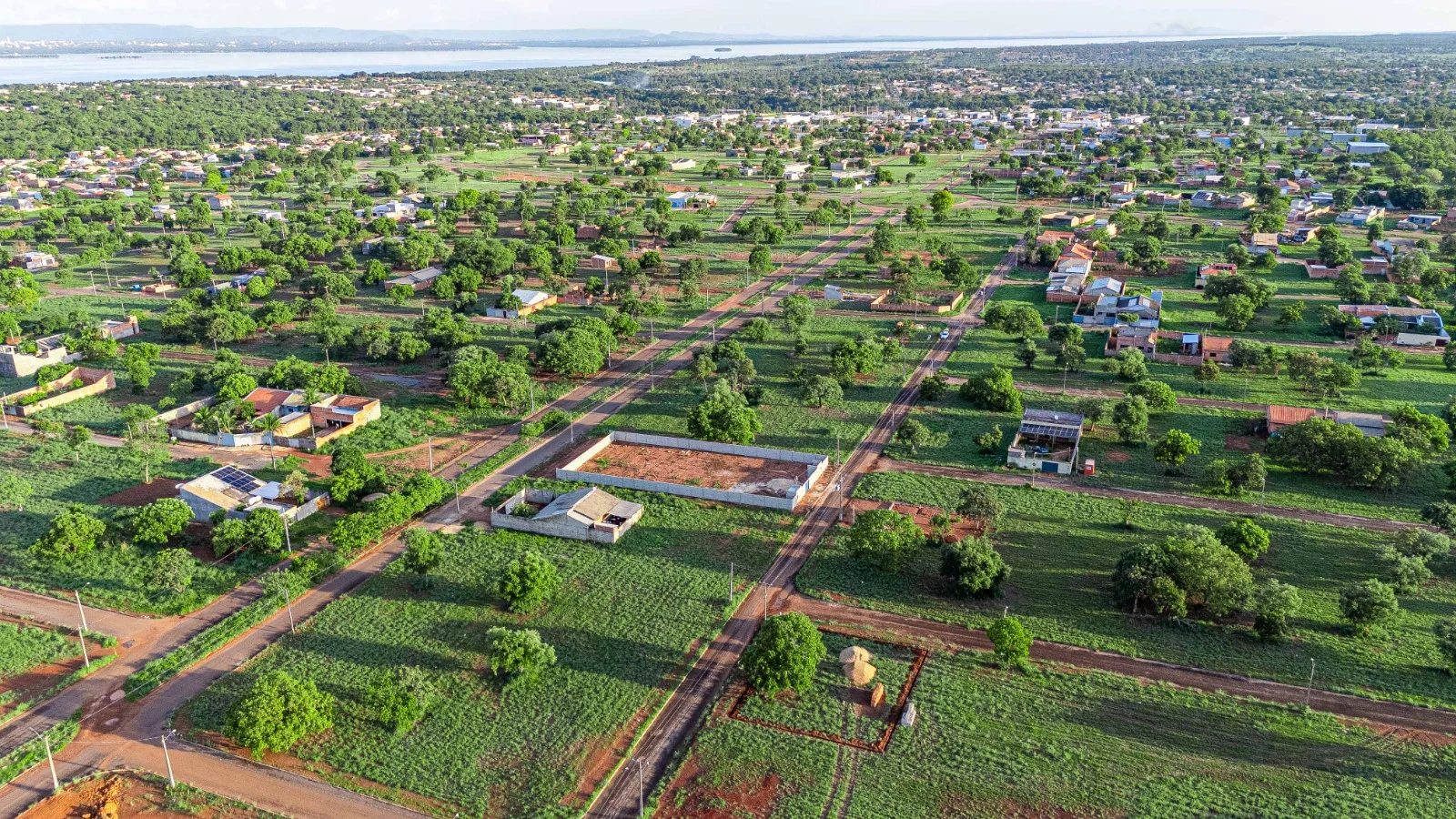 Vista aérea real do bairro Morumby em Luzimangues, próximo ao Lago de Palmas