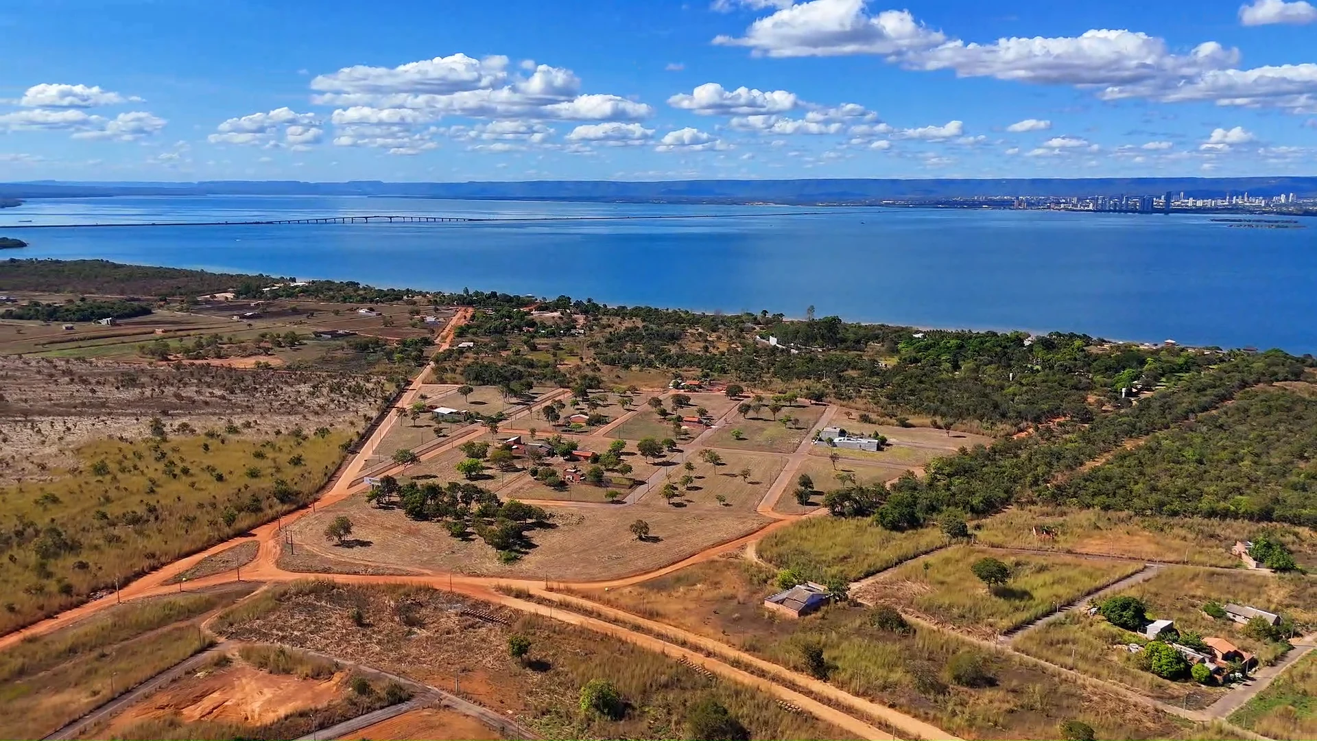 Vista aérea real do Vila Bela em Luzimangues, próximo ao Lago de Palmas